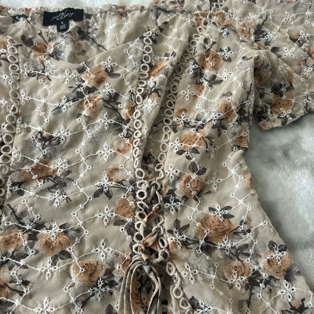 Floral Lace-Up Puff Sleeve Blouse in Beige - Picture 2 of 5